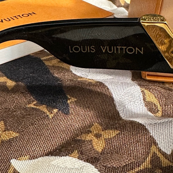 Louis Vuitton sunglasses some scratches on inner part as indicated - Picture 11 of 16